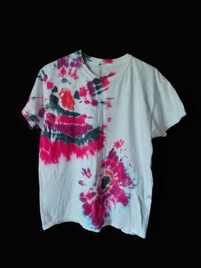 Hanes Lillylou's New Tie-Dye. Spiral Design in White, Hot Hibiscus Black. SZ Lg